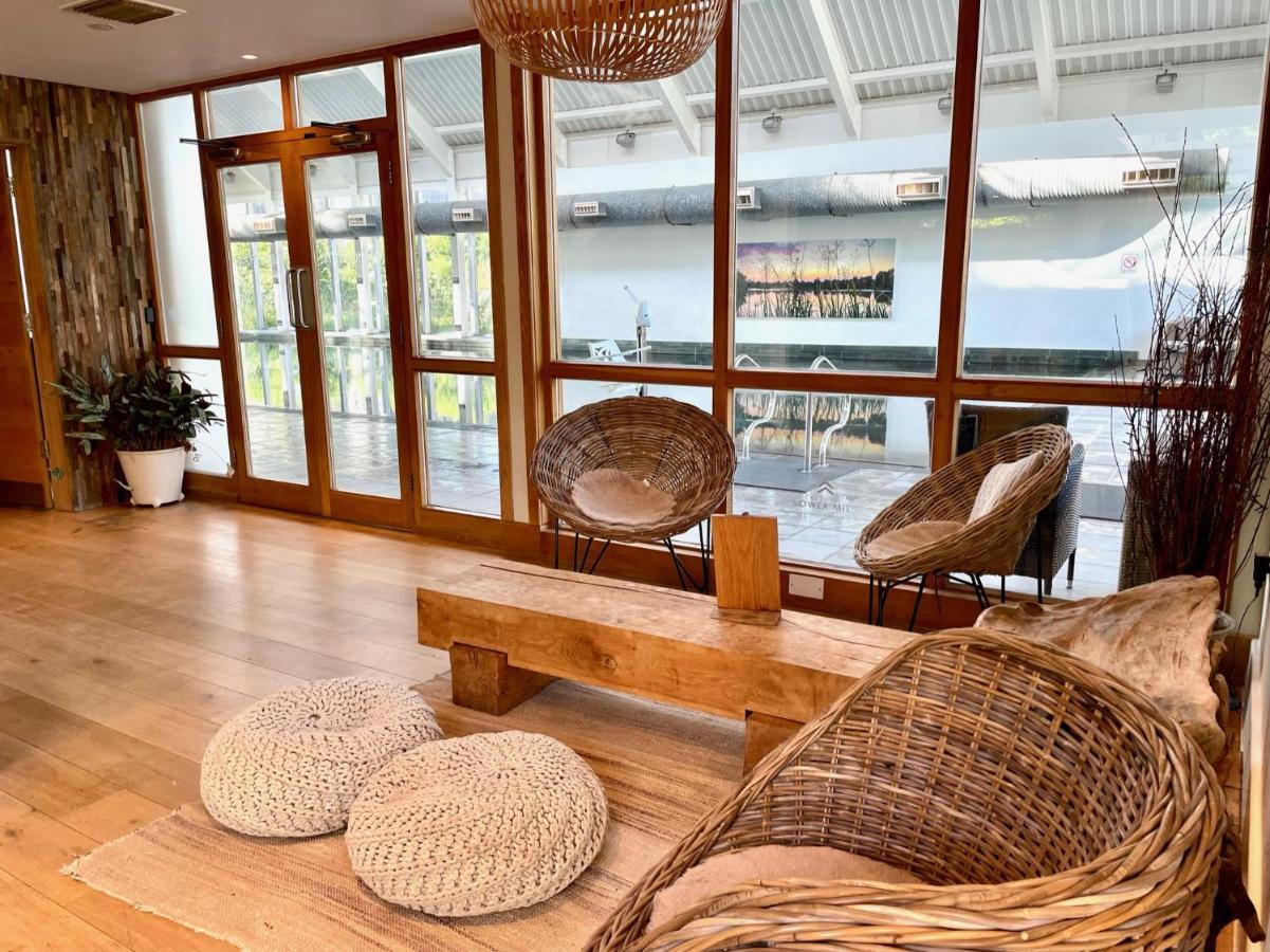 Cosy Cotswold Lodge By Your Home Here - Summer Sale For 3 Plus Nights - Ideal For Families With Log-Burner, Spa, Private Parking And Heated Swimming Pools Ashton Keynes Dış mekan fotoğraf