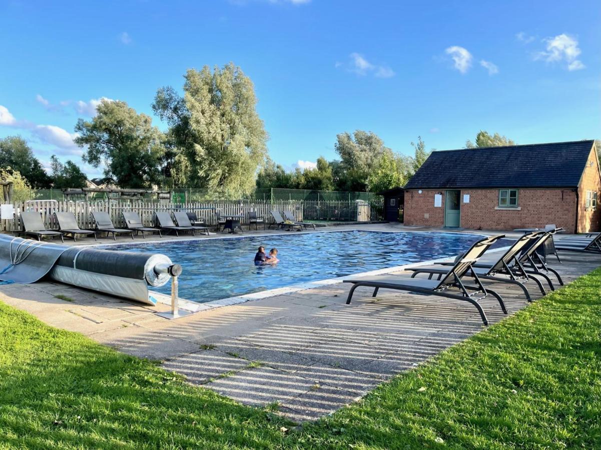 Cosy Cotswold Lodge By Your Home Here - Summer Sale For 3 Plus Nights - Ideal For Families With Log-Burner, Spa, Private Parking And Heated Swimming Pools Ashton Keynes Dış mekan fotoğraf