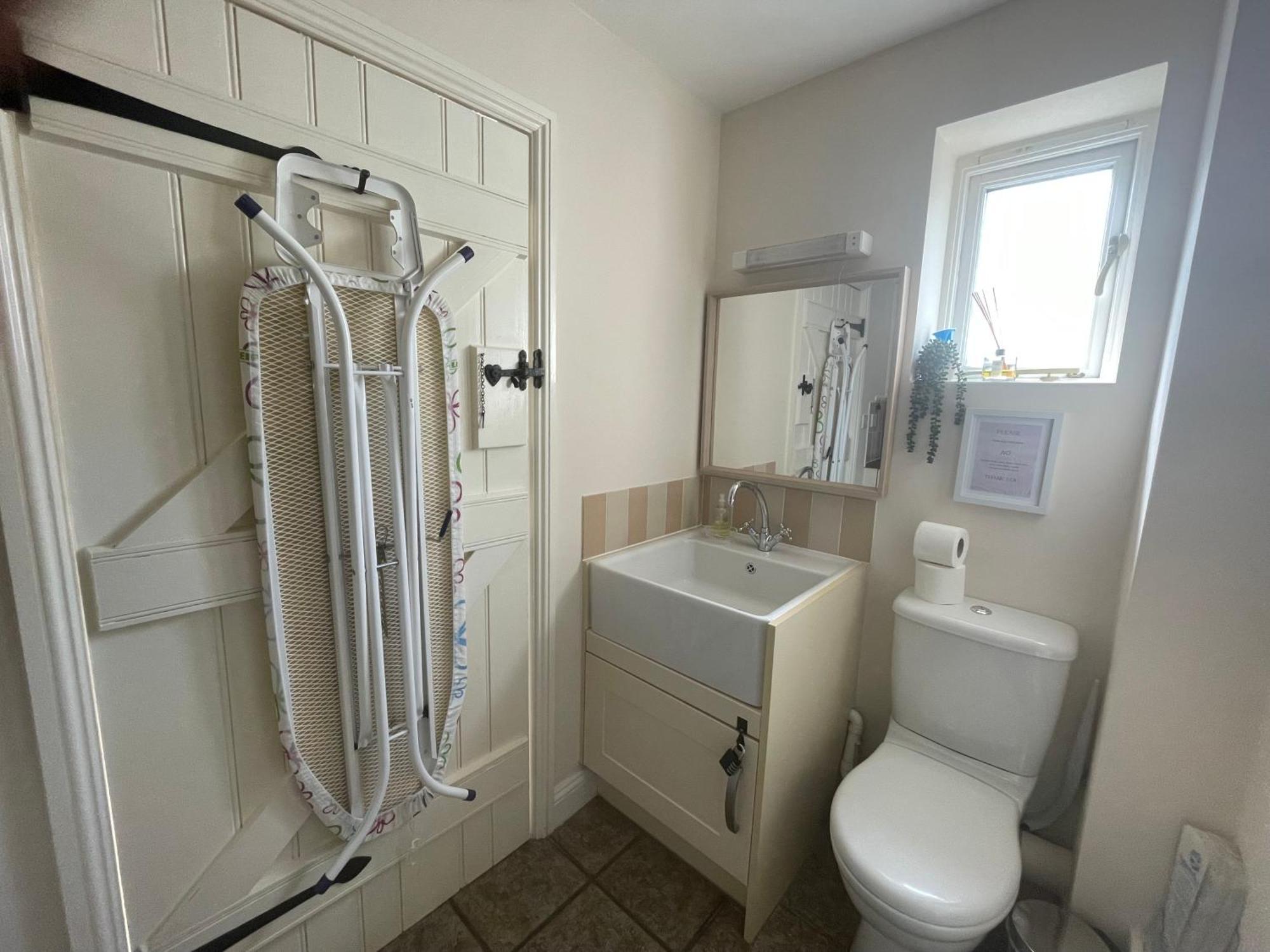 Cosy Cotswold Lodge By Your Home Here - Summer Sale For 3 Plus Nights - Ideal For Families With Log-Burner, Spa, Private Parking And Heated Swimming Pools Ashton Keynes Dış mekan fotoğraf