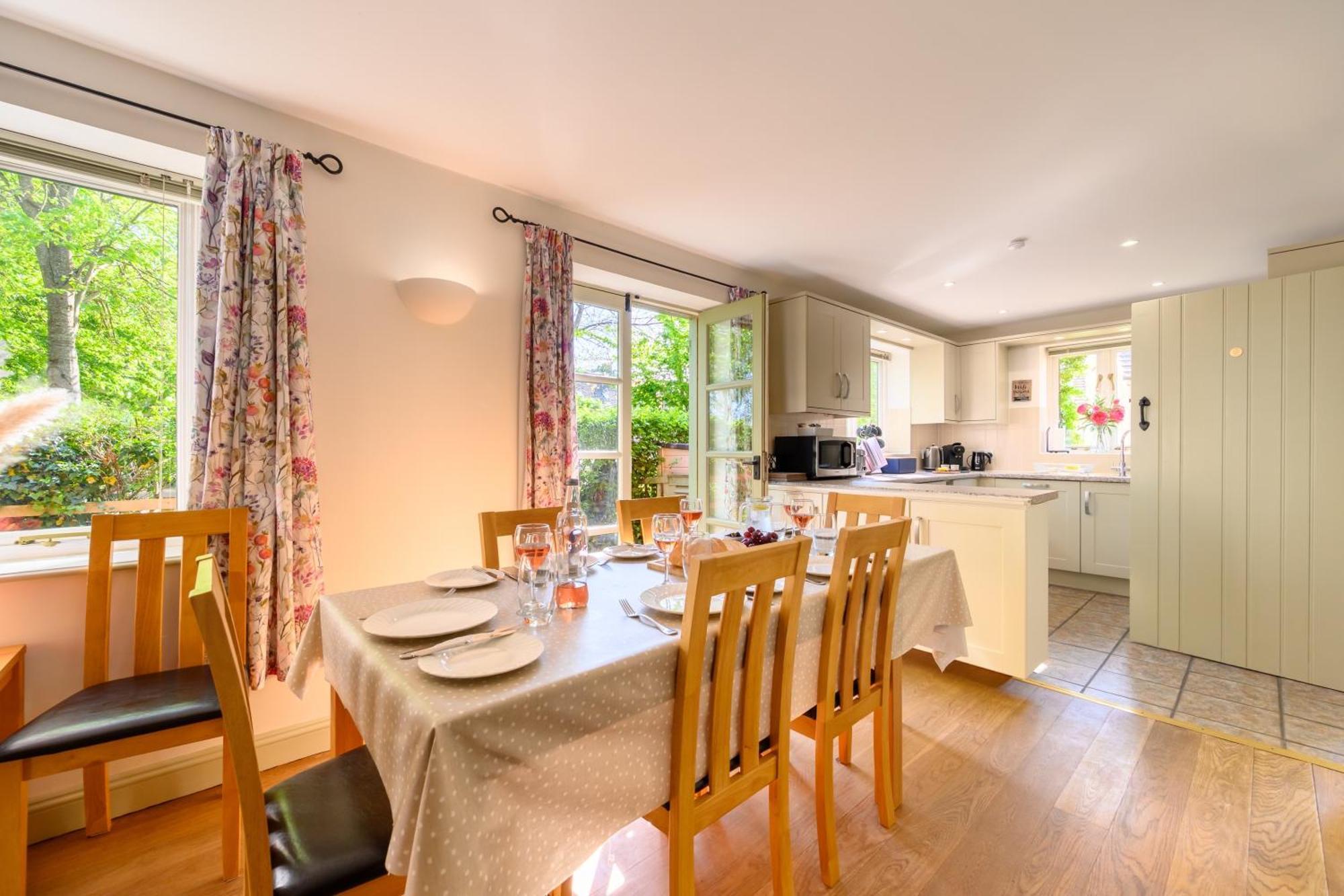 Cosy Cotswold Lodge By Your Home Here - Summer Sale For 3 Plus Nights - Ideal For Families With Log-Burner, Spa, Private Parking And Heated Swimming Pools Ashton Keynes Dış mekan fotoğraf
