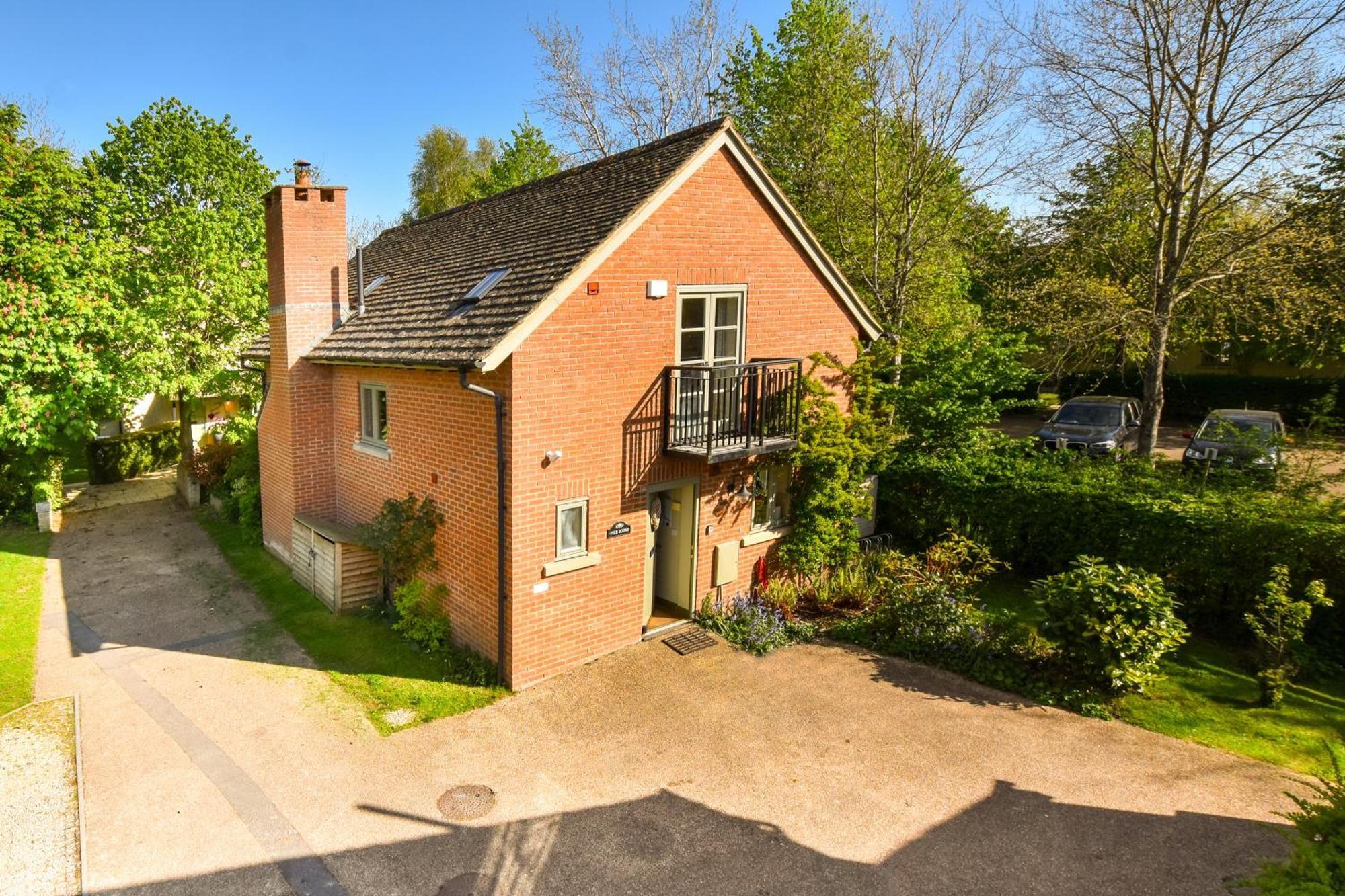 Cosy Cotswold Lodge By Your Home Here - Summer Sale For 3 Plus Nights - Ideal For Families With Log-Burner, Spa, Private Parking And Heated Swimming Pools Ashton Keynes Dış mekan fotoğraf