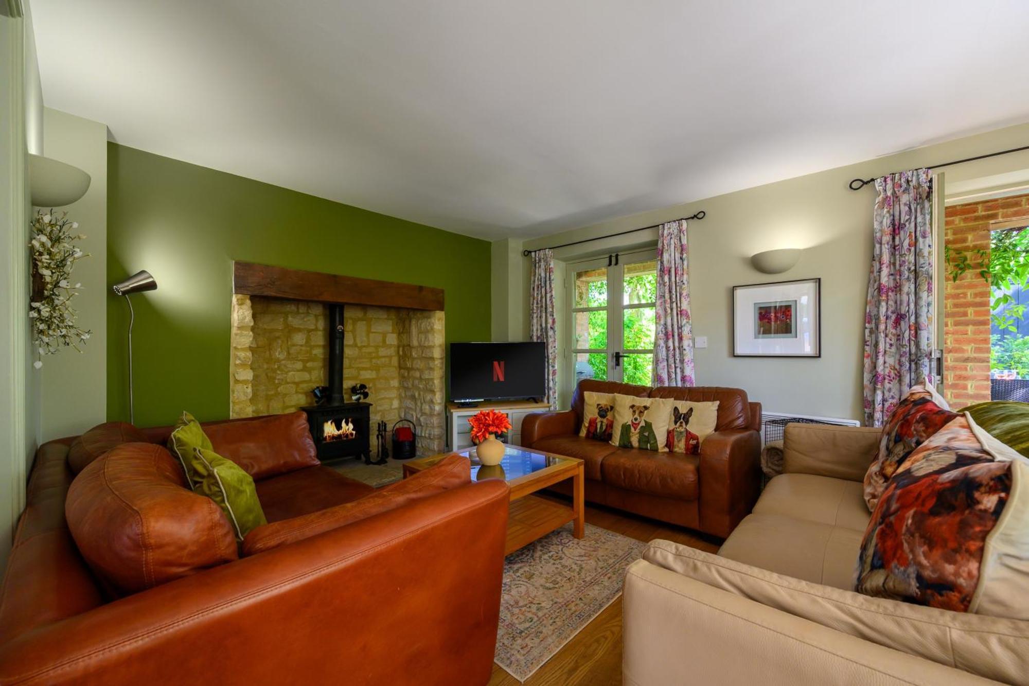 Cosy Cotswold Lodge By Your Home Here - Summer Sale For 3 Plus Nights - Ideal For Families With Log-Burner, Spa, Private Parking And Heated Swimming Pools Ashton Keynes Dış mekan fotoğraf