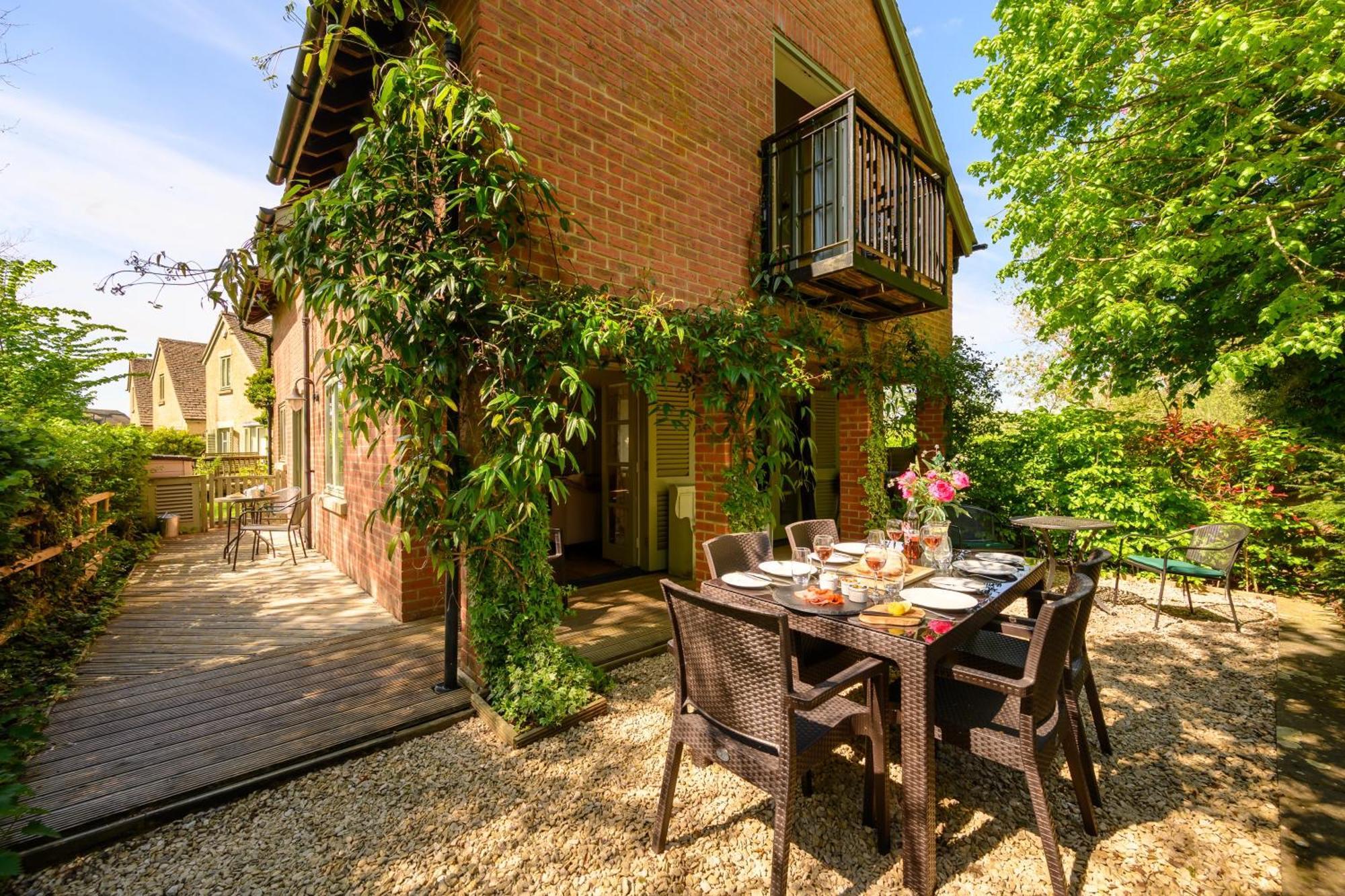 Cosy Cotswold Lodge By Your Home Here - Summer Sale For 3 Plus Nights - Ideal For Families With Log-Burner, Spa, Private Parking And Heated Swimming Pools Ashton Keynes Dış mekan fotoğraf