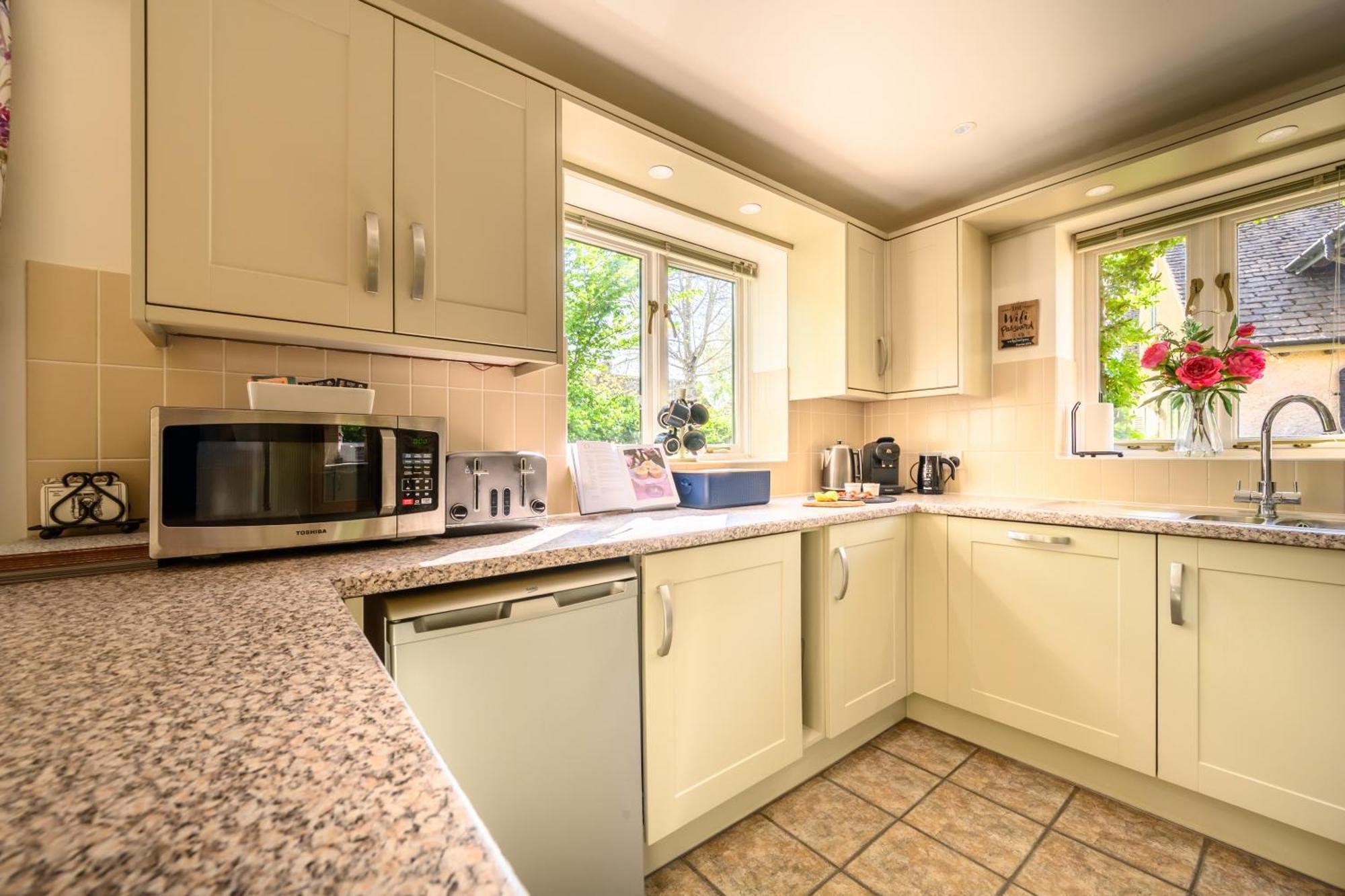 Cosy Cotswold Lodge By Your Home Here - Summer Sale For 3 Plus Nights - Ideal For Families With Log-Burner, Spa, Private Parking And Heated Swimming Pools Ashton Keynes Dış mekan fotoğraf