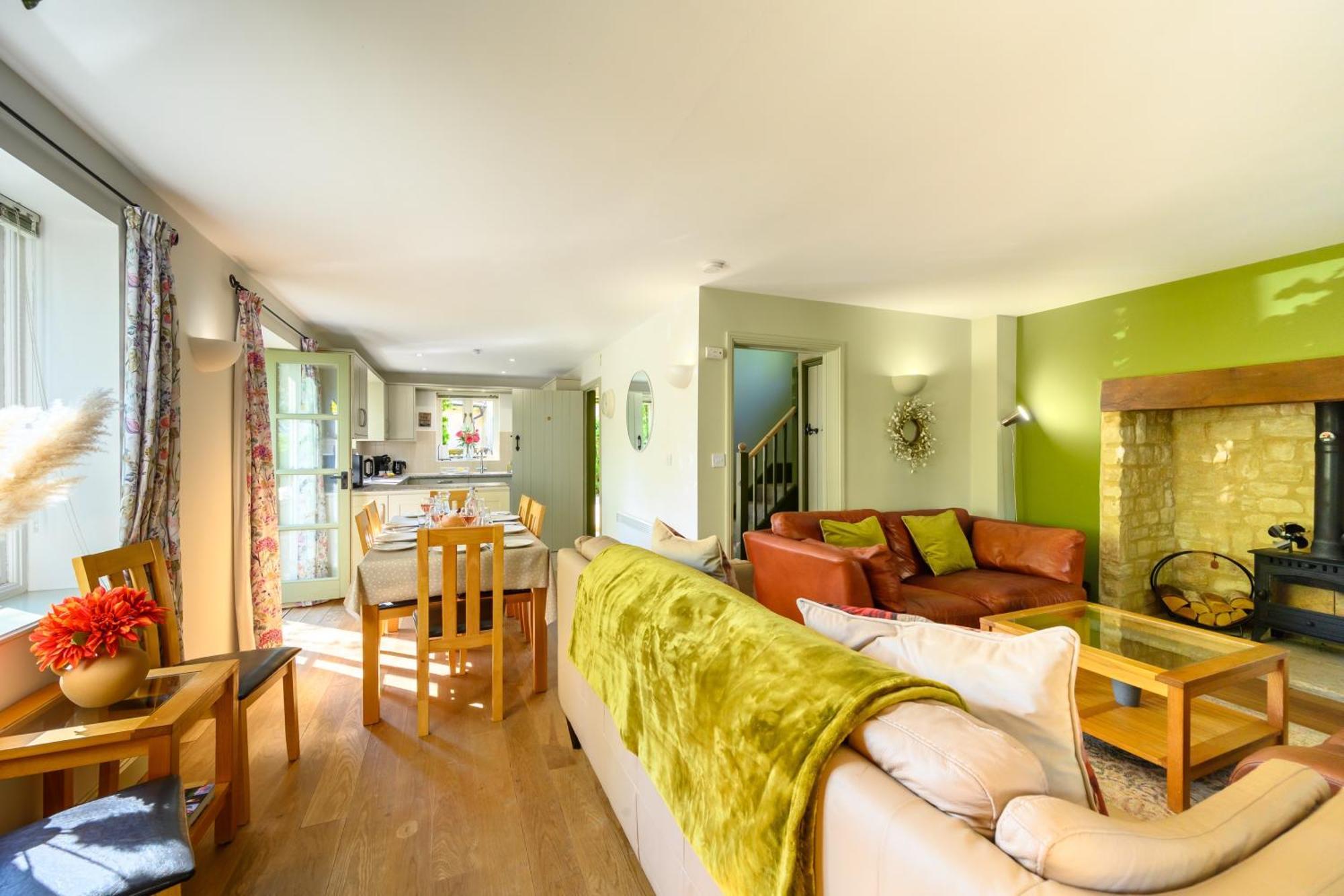 Cosy Cotswold Lodge By Your Home Here - Summer Sale For 3 Plus Nights - Ideal For Families With Log-Burner, Spa, Private Parking And Heated Swimming Pools Ashton Keynes Dış mekan fotoğraf