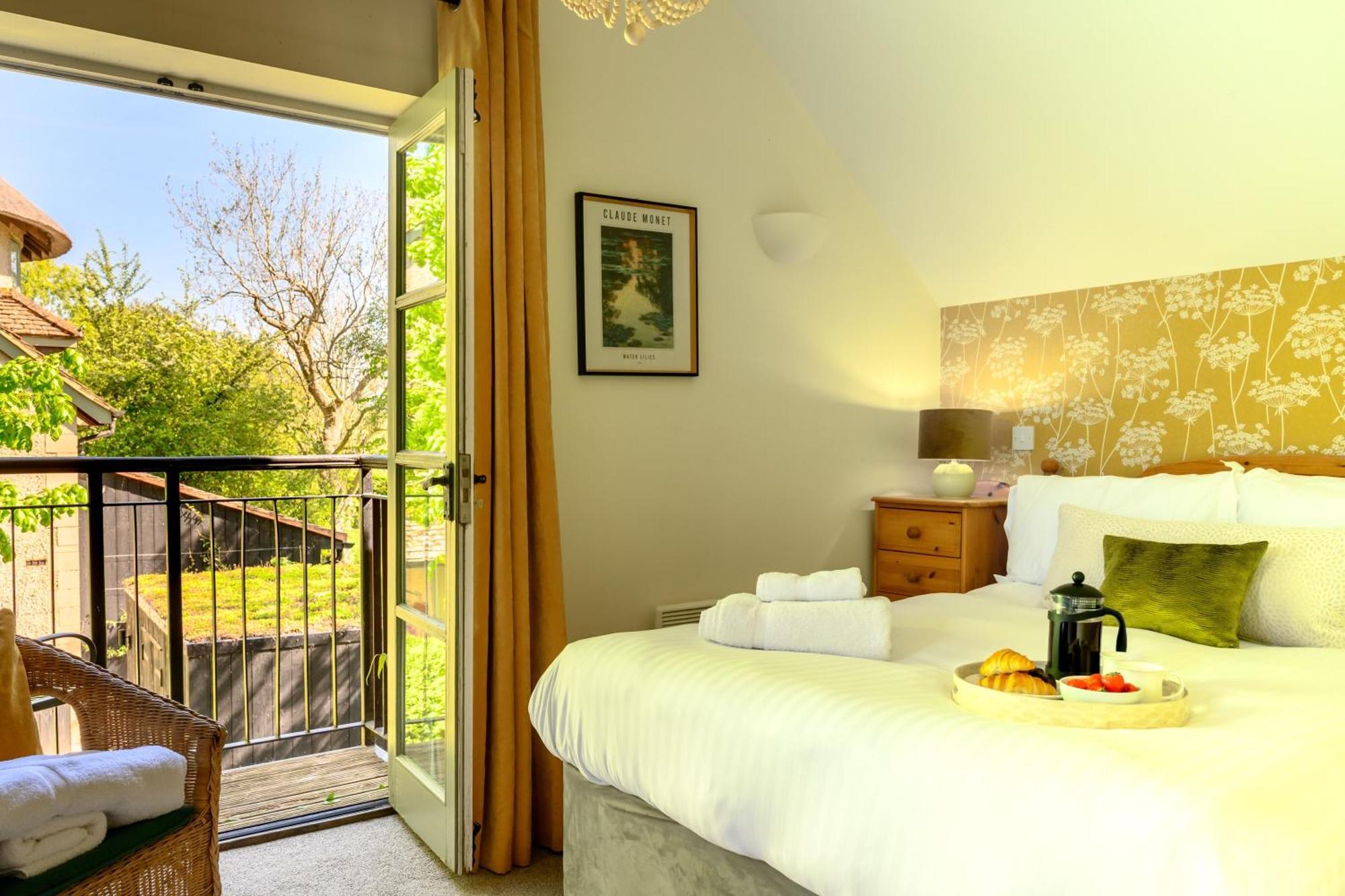 Cosy Cotswold Lodge By Your Home Here - Summer Sale For 3 Plus Nights - Ideal For Families With Log-Burner, Spa, Private Parking And Heated Swimming Pools Ashton Keynes Dış mekan fotoğraf