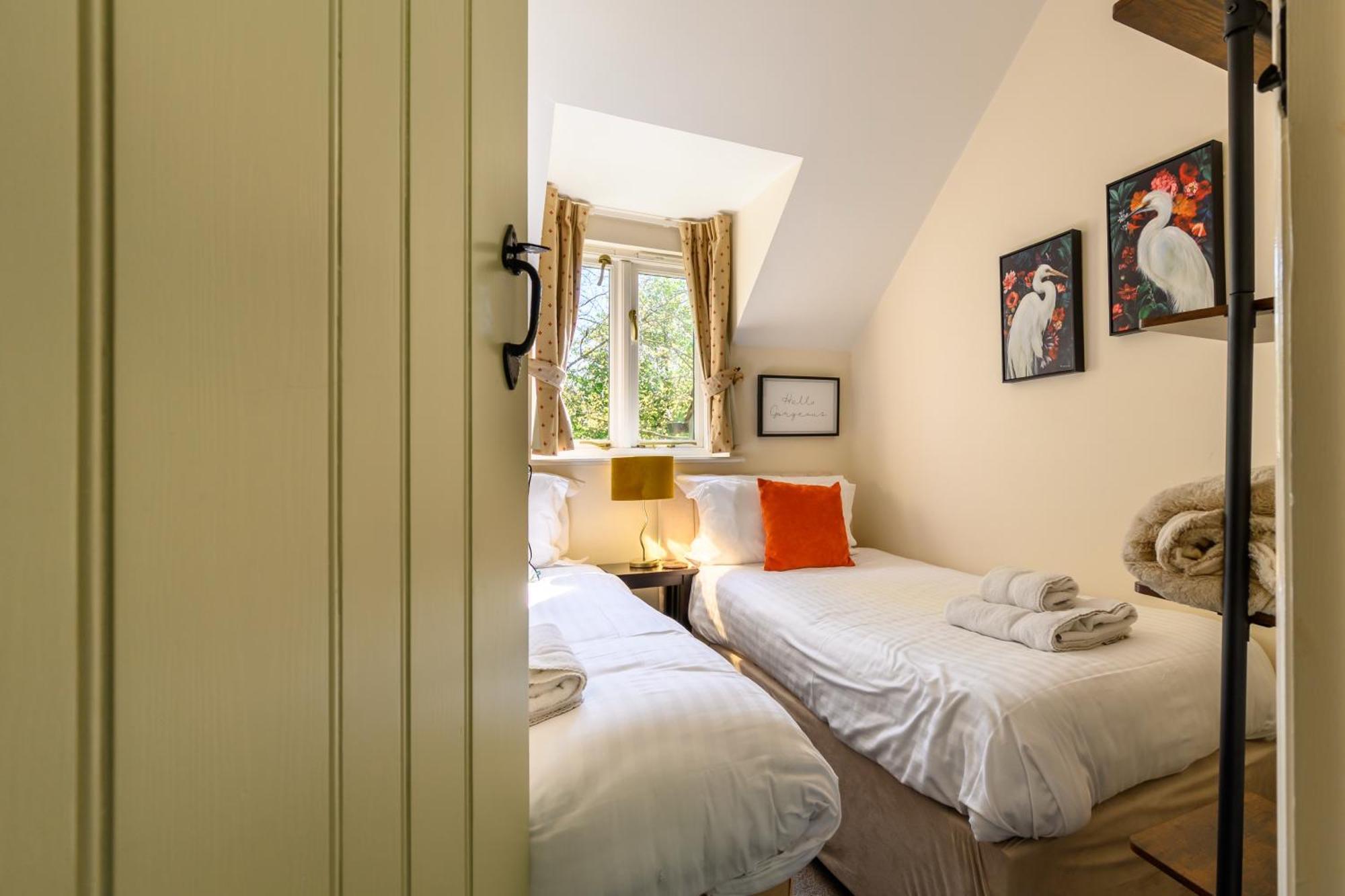 Cosy Cotswold Lodge By Your Home Here - Summer Sale For 3 Plus Nights - Ideal For Families With Log-Burner, Spa, Private Parking And Heated Swimming Pools Ashton Keynes Dış mekan fotoğraf